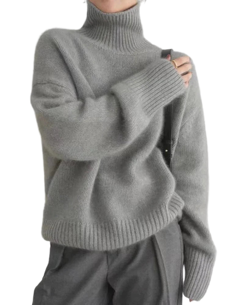 Grauer Damen Rollkragenpullover aus weichem Material mit klassischem Design und bequemem Schnitt für den Alltag.