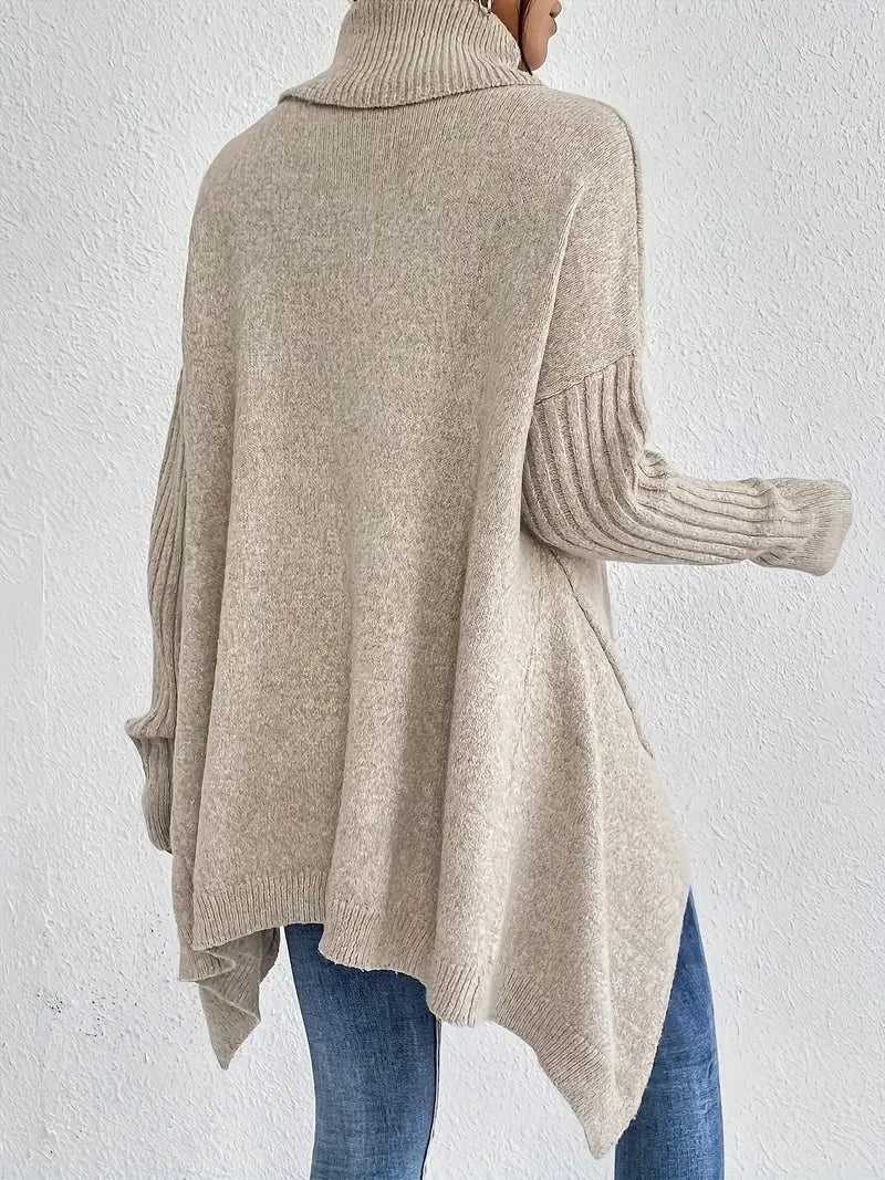 Damen Rollkragenpullover aus weicher Baumwolle, mit langen Ärmeln und lockerer Passform in neutraler Farbe.