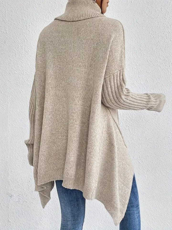 Damen Rollkragenpullover aus weicher Baumwolle, mit langen Ärmeln und lockerer Passform in neutraler Farbe.