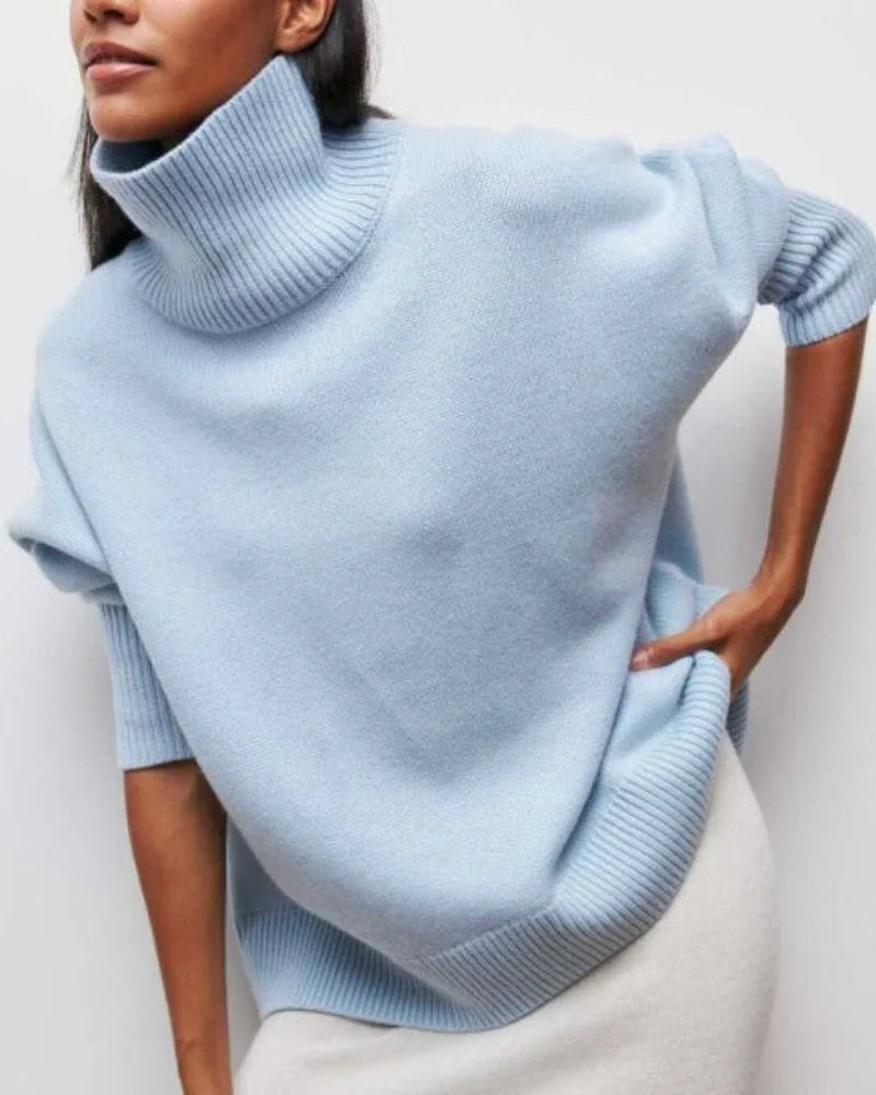 Hellblauer Damen Rollkragenpullover aus weichem Baumwollmix mit entspannter Passform und langen Ärmeln.