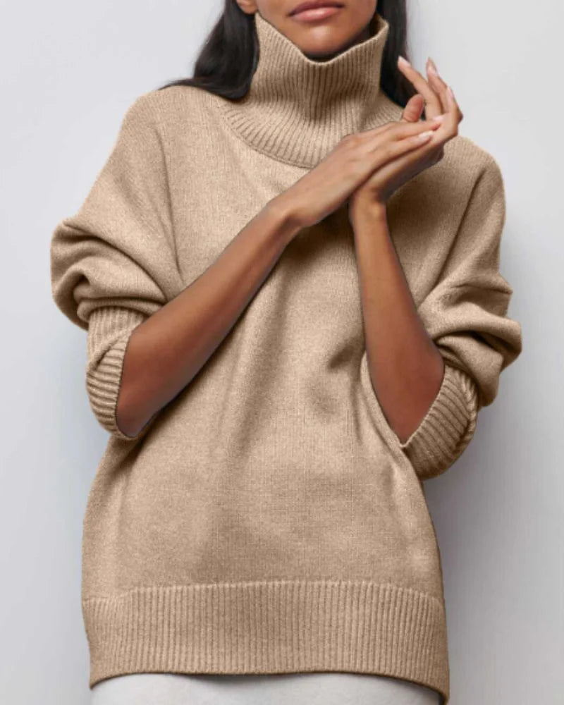 Damen Rollkragenpullover in Khaki, entspannt geschnitten, aus weichem Material für einen bequemen Tragekomfort.
