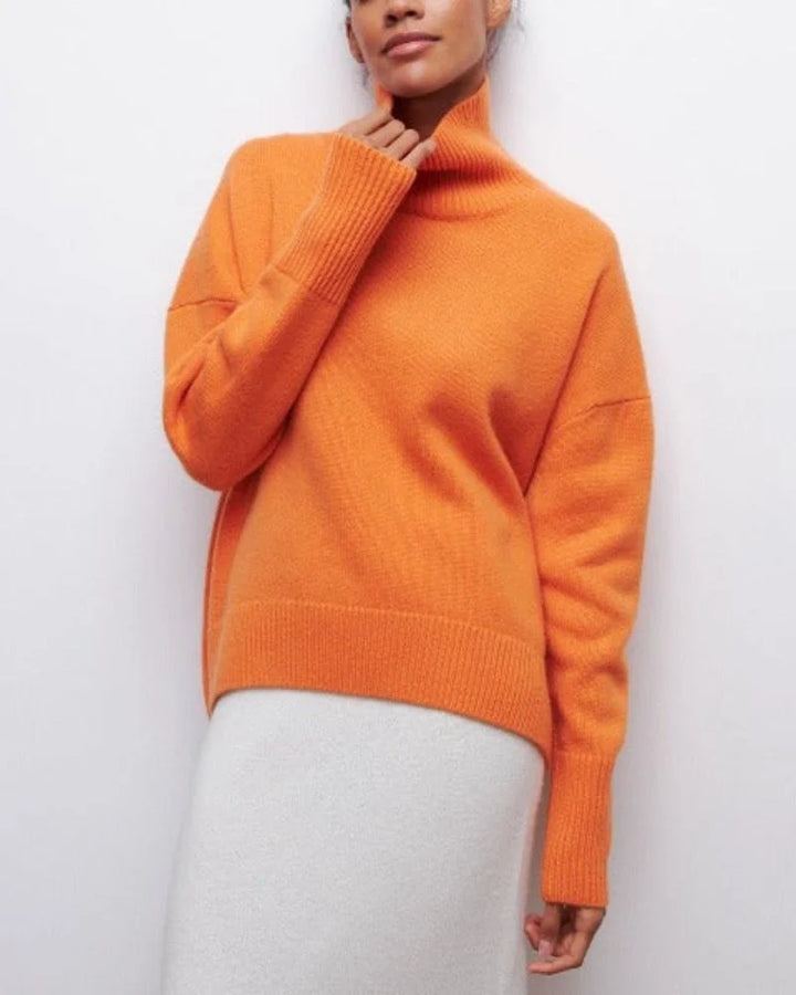 Damen Rollkragenpullover in Orange, entspannte Passform, aus weichem Baumwollmix für Komfort und vielseitigen Stil.