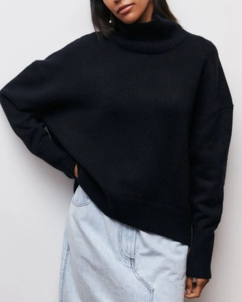 Schwarzer Damen Rollkragenpullover mit Relaxed Fit aus weichem Material für angenehmen Tragekomfort und lässigen Stil.