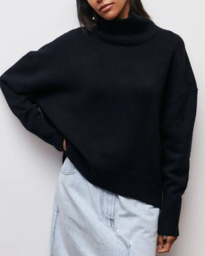 Schwarzer Damen Rollkragenpullover mit Relaxed Fit aus weichem Material für angenehmen Tragekomfort und lässigen Stil.