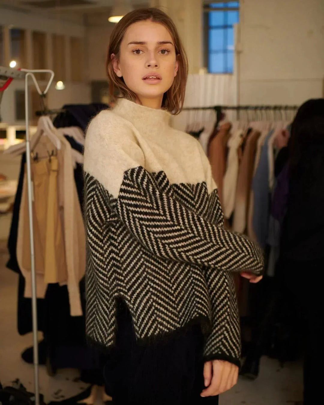Damen Rollkragenpullover aus weicher, warmer Wolle mit Strickmuster und langen Ärmeln in klassischem Design.