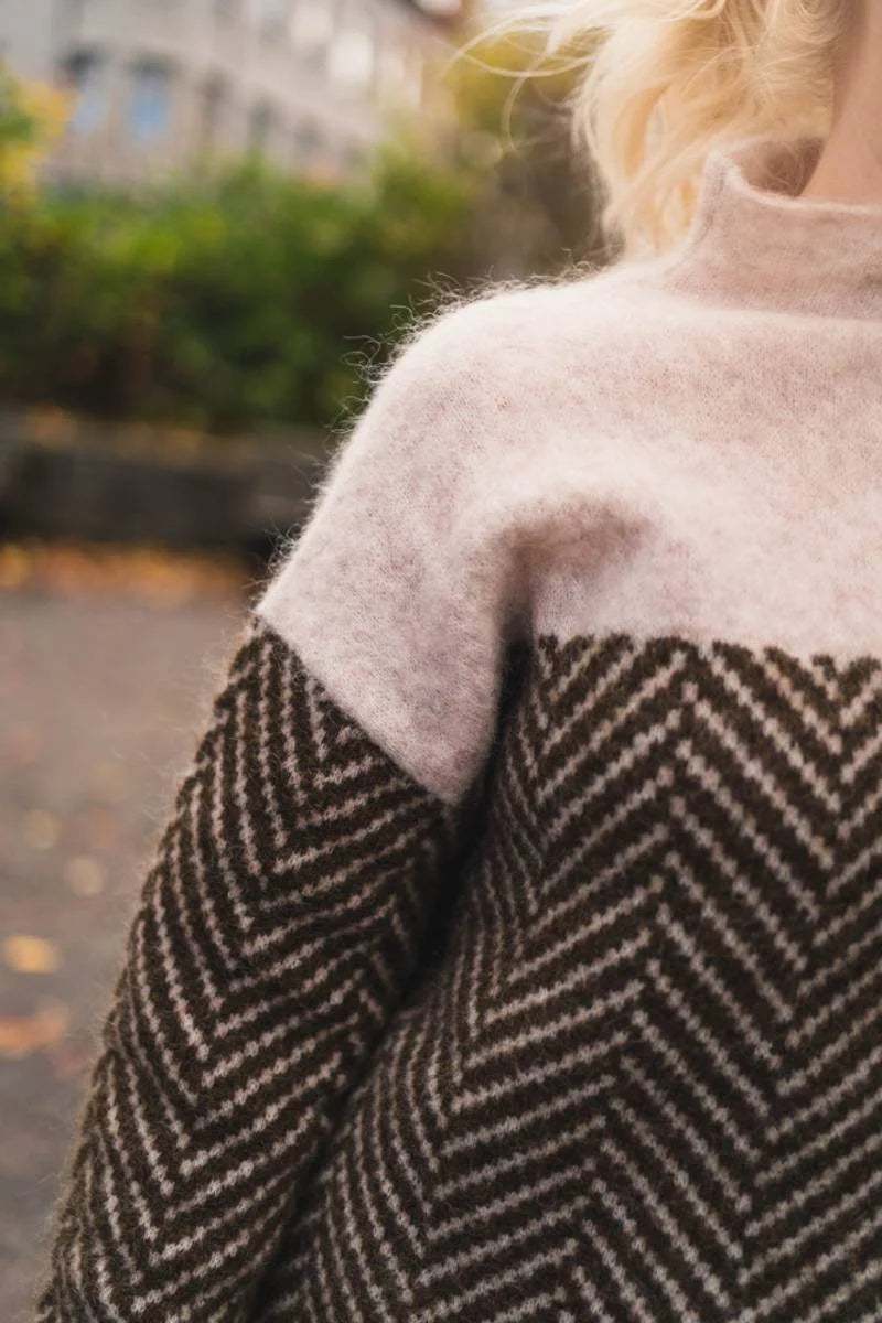 Damen Rollkragenpullover aus weicher Baumwolle mit charakteristischem Strickmuster und langen Ärmeln für gemütliche Looks.