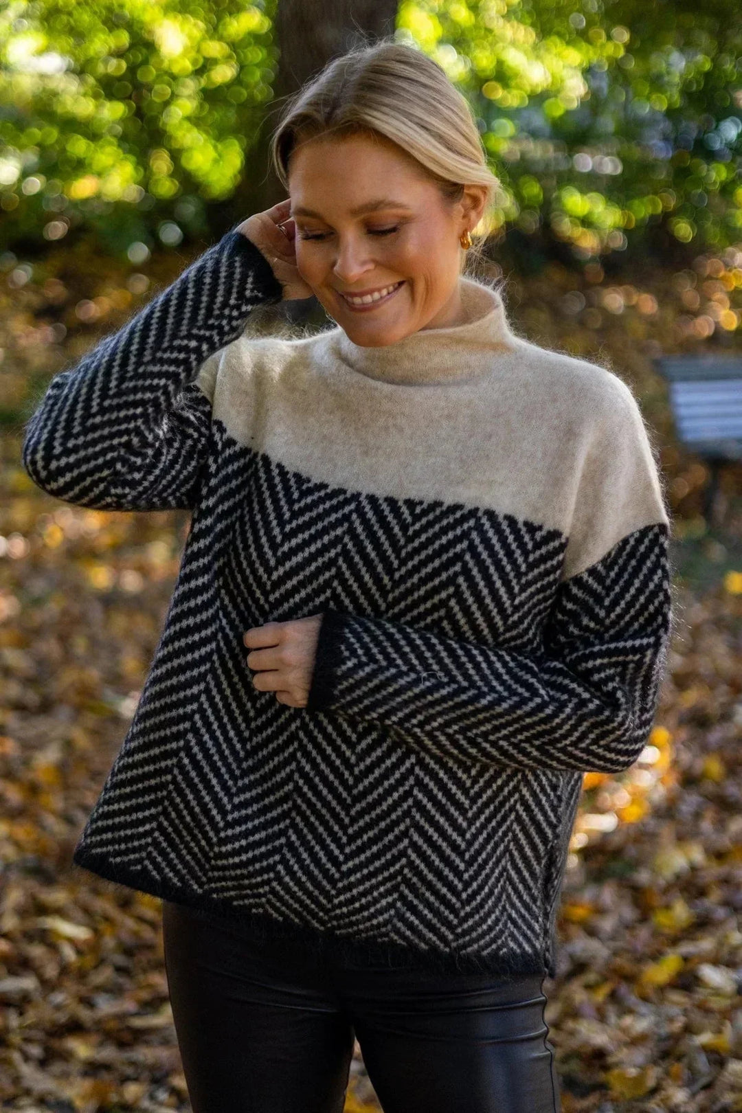 Damen Rollkragenpullover mit Strickmuster, aus weicher Baumwolle, langen Ärmeln, ideal für kalte Tage und stylische Outfits.