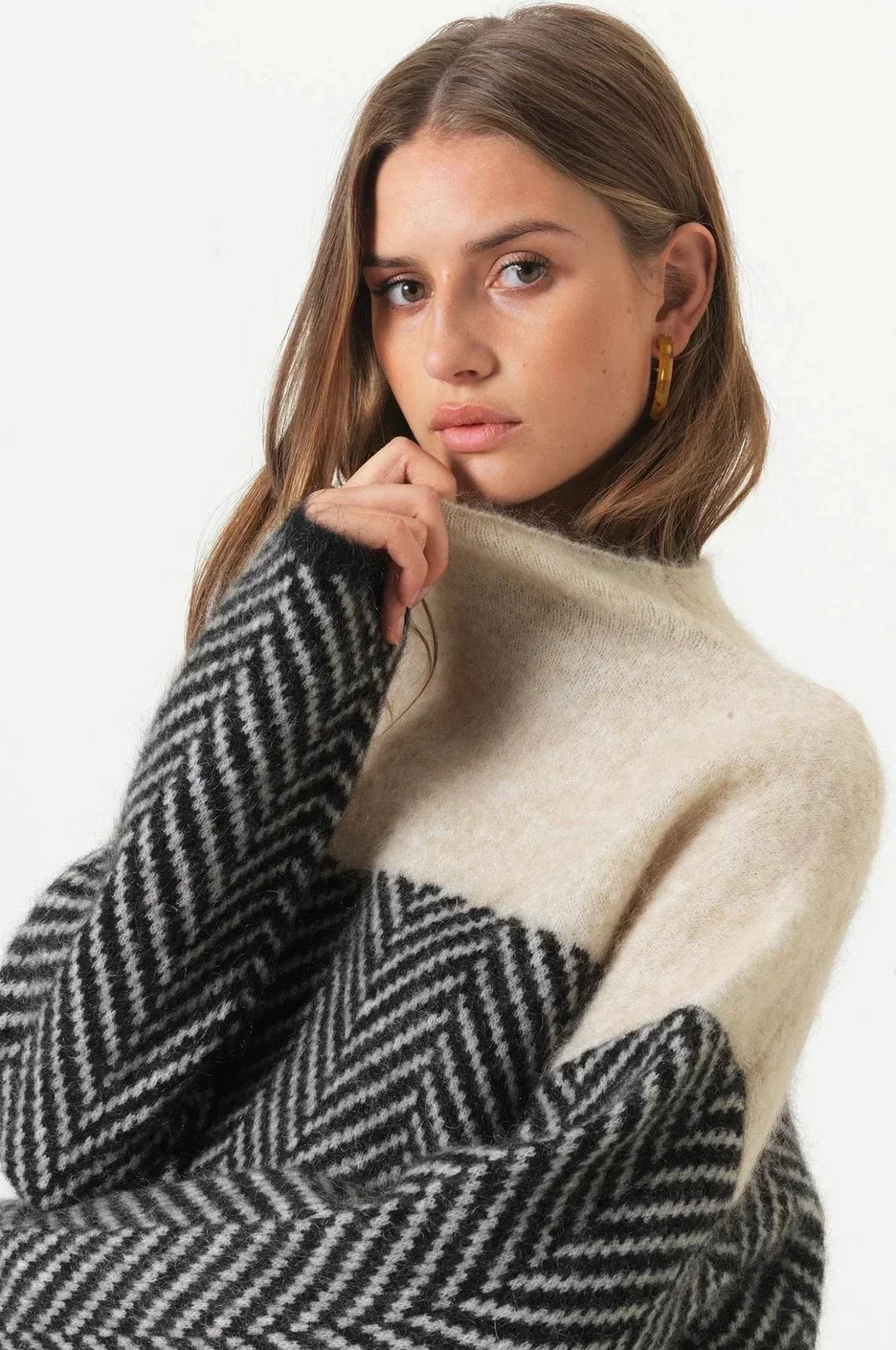 Damen Rollkragenpullover aus weichem Stoff, mit Strickmuster und langen Ärmeln für einen lässigen, gemütlichen Look.