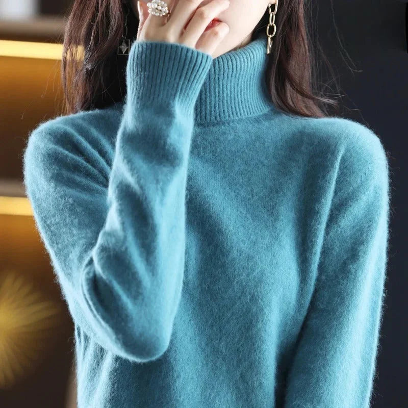 Damen Rollkragenpullover in Blau aus weichem, kuscheligem Stoff mit geripptem Kragen und eleganten, schlichten Schnitt.