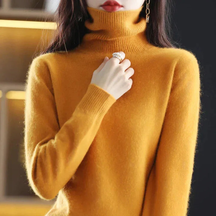 Damen Rollkragenpullover in Orange aus weichem, kuscheligem Stoff mit lässigem Schnitt und langen Ärmeln.