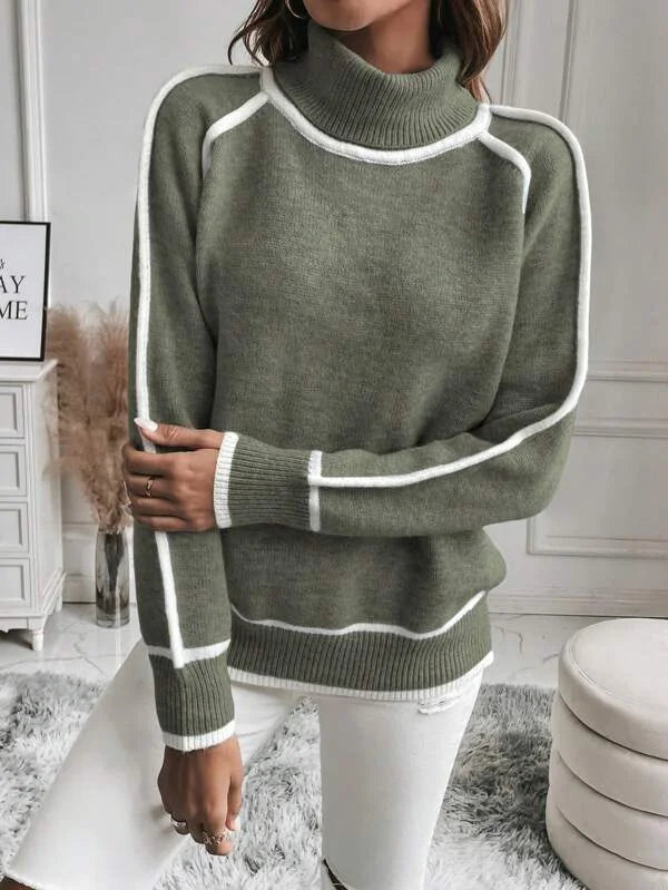 Damen Rollkragenpullover in Grün mit weißen Streifen, aus weichem Strickmaterial, ideal für gemütliche Herbsttage.