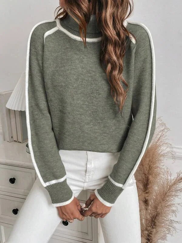 Damen Rollkragenpullover in Grün mit weißen Streifen, aus weichem Baumwollgemisch, lässiger Schnitt und mittellange Ärmel.