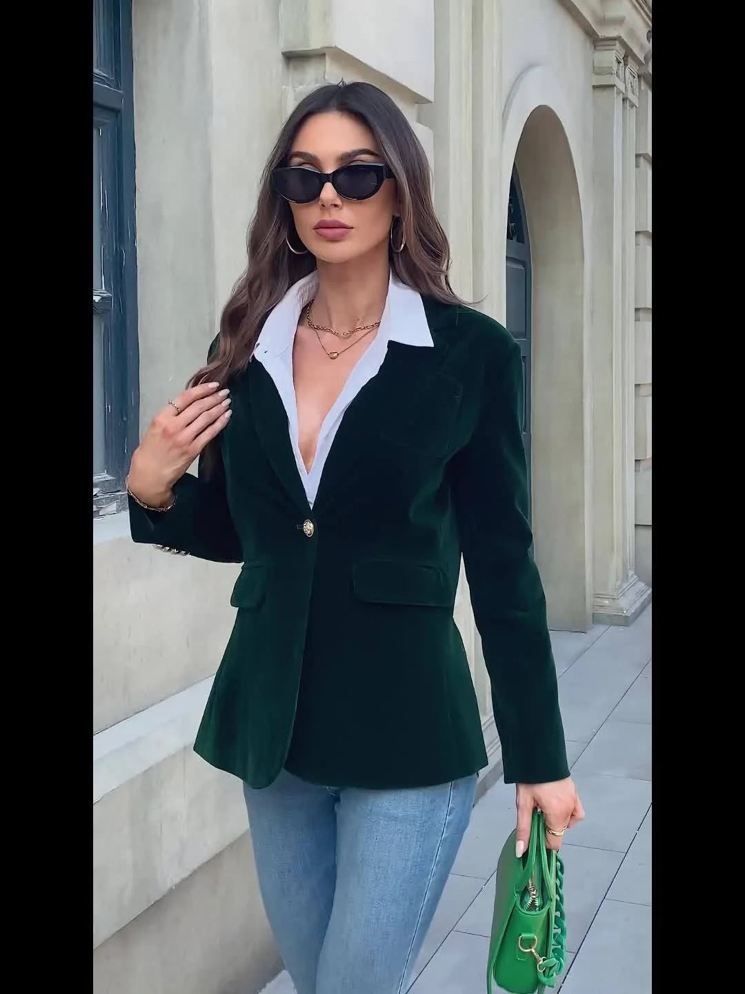 Damen Samtblazer mit Goldknopfdetails und modischem Schnitt