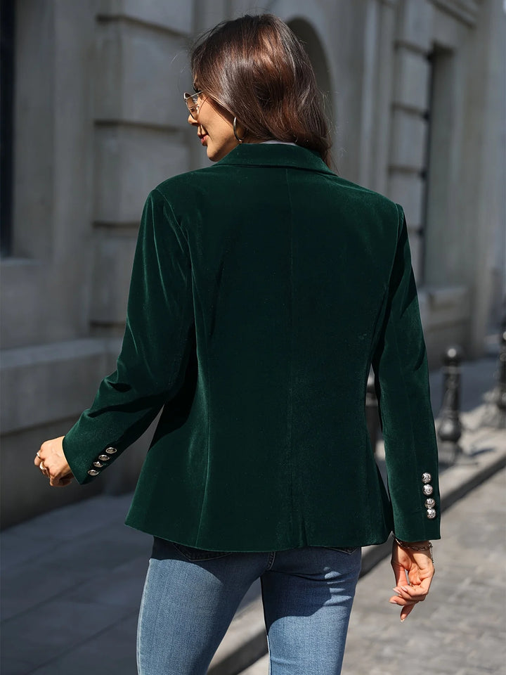 Damen Samtblazer mit Goldknopfdetails und modischem Schnitt