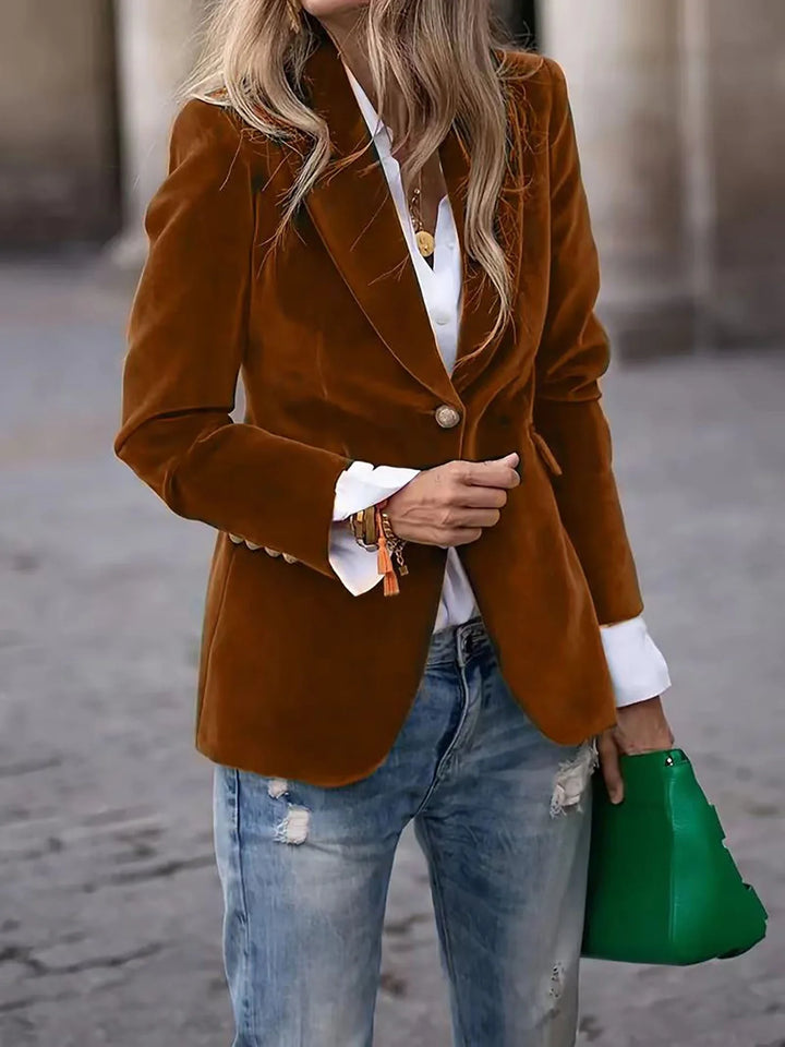 Damen Samtblazer mit Goldknopfdetails und modischem Schnitt