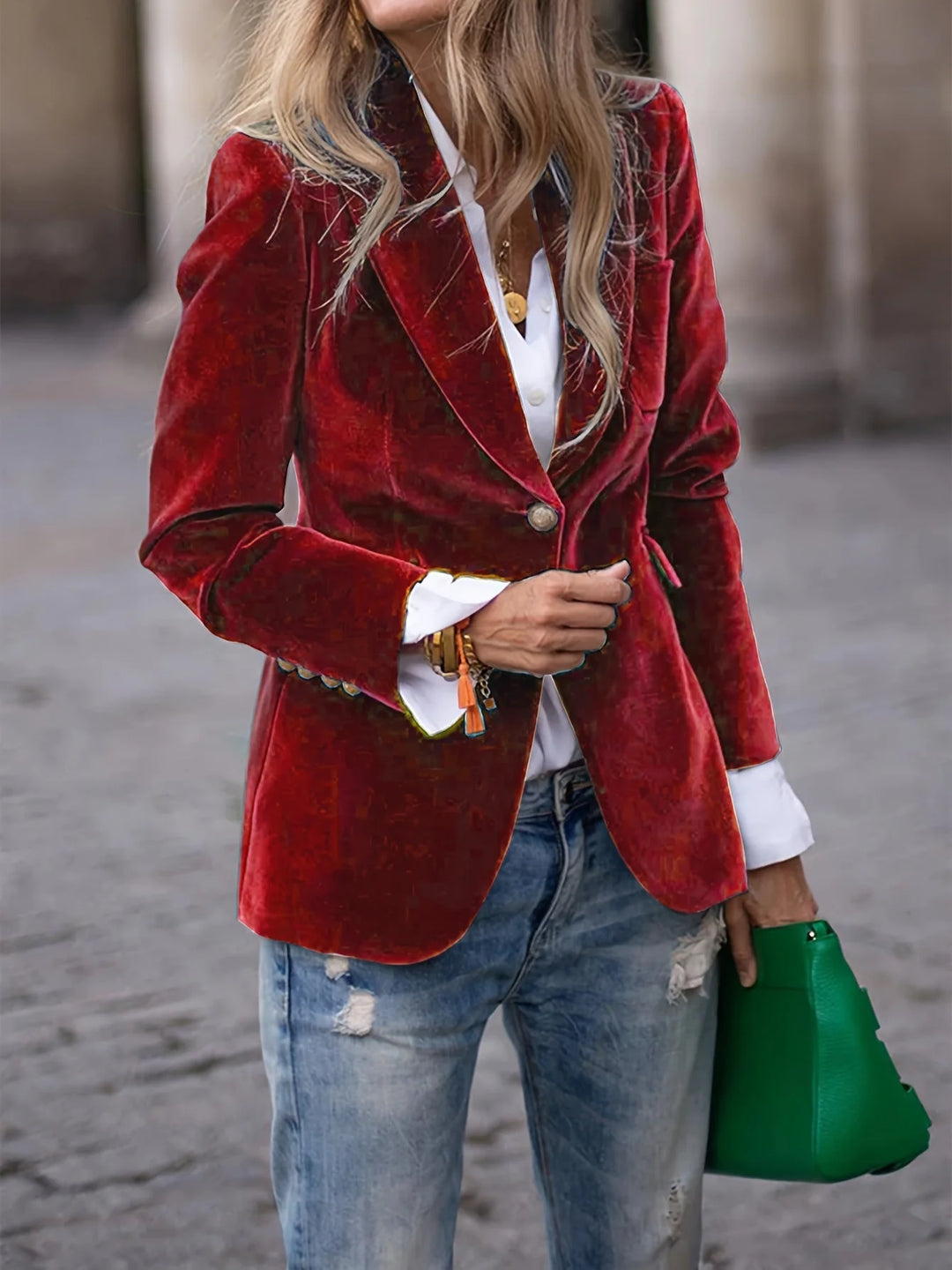 Damen Samtblazer mit Goldknopfdetails und modischem Schnitt