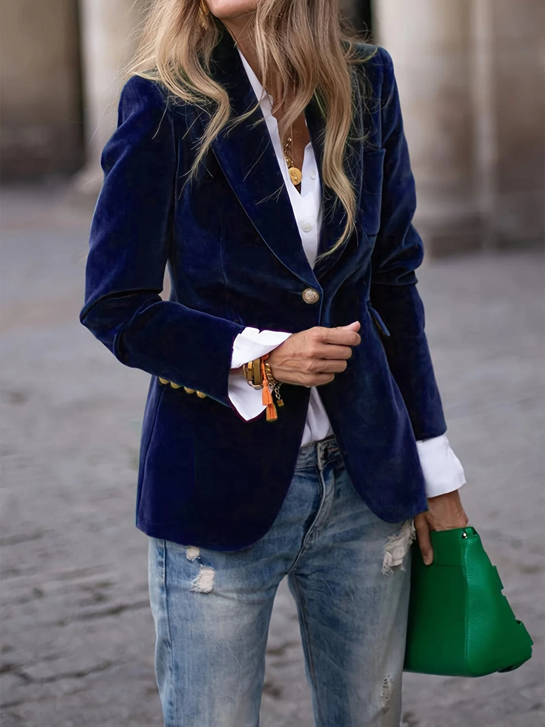 Damen Samtblazer mit Goldknopfdetails und modischem Schnitt