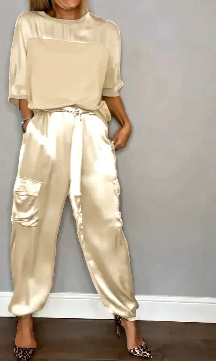 Aprikoser Damen Satin Jumpsuit mit Taschen, Bindegürtel und elegantem Schnitt für einen zeitlosen Look.