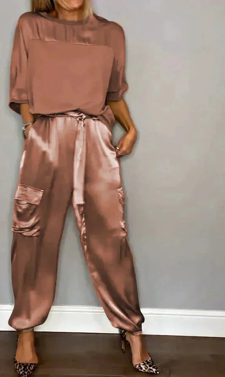Damen Satin Jumpsuit in Braun, mit Taschen und Bindegürtel, weich im Material, lässiger Schnitt für vielfältige Anlässe.