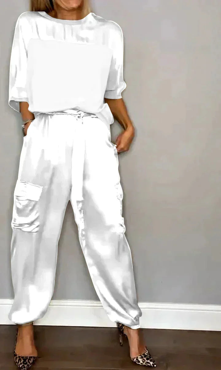 Weißer Damen Satin Jumpsuit mit Taschen, Bindegürtel und elegantem Schnitt für komfortable Passform und vielseitigen Stil.