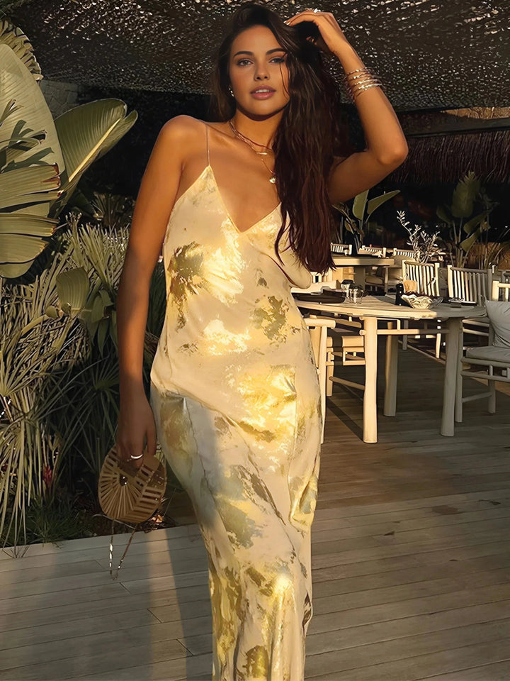 Damen Satin Maxikleid in Gold mit Trägern – High-quality product image.