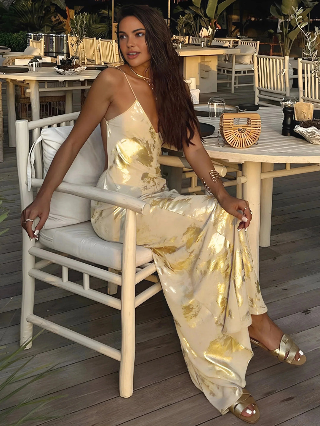 Damen Satin Maxikleid in Gold mit Trägern – High-quality product image.