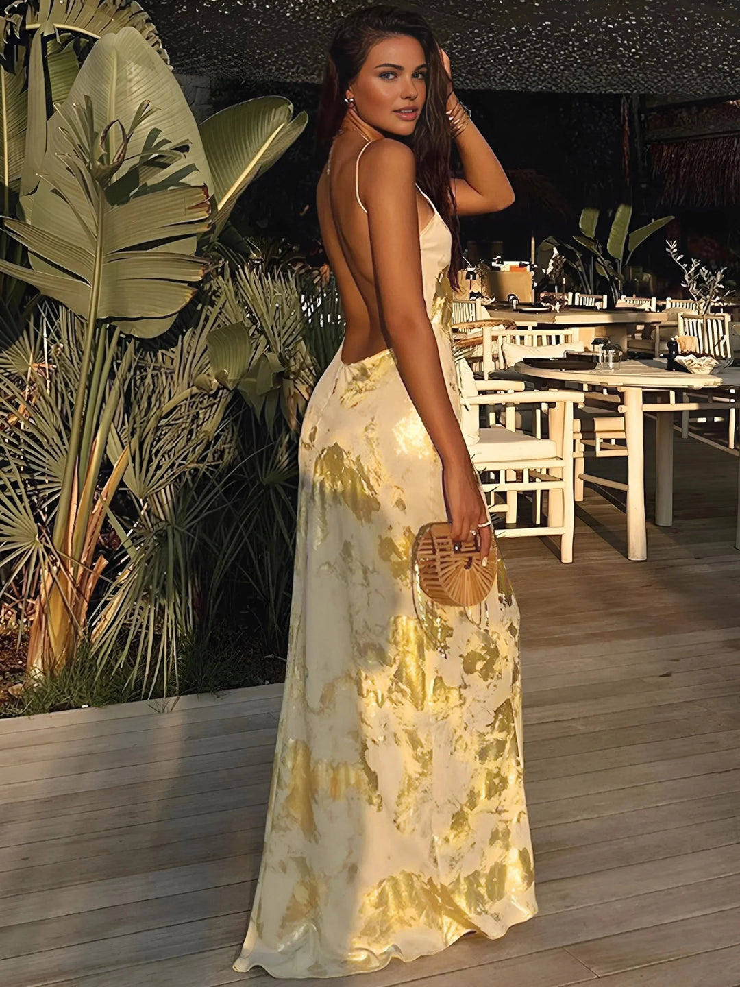 Damen Satin Maxikleid in Gold mit Trägern – High-quality product image.
