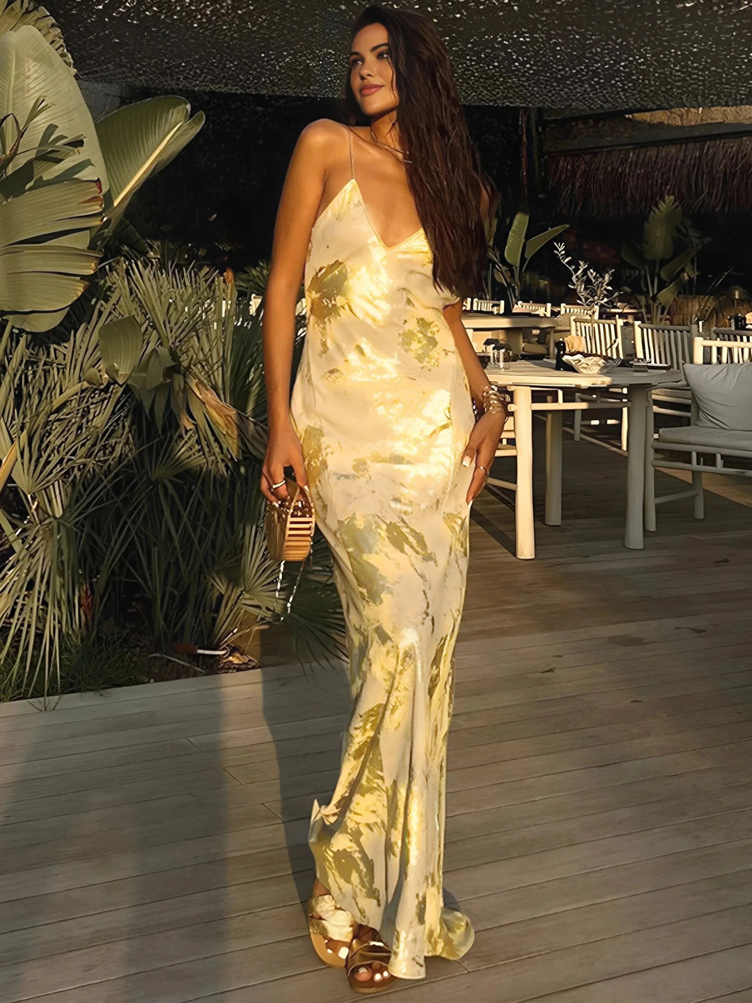Damen Satin Maxikleid in Gold mit Trägern – High-quality product image.