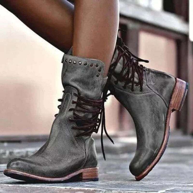 Grau Damen Schnürstiefel aus Leder mit Nieten und robustem Blockabsatz für einen bequemen, modernen Look.