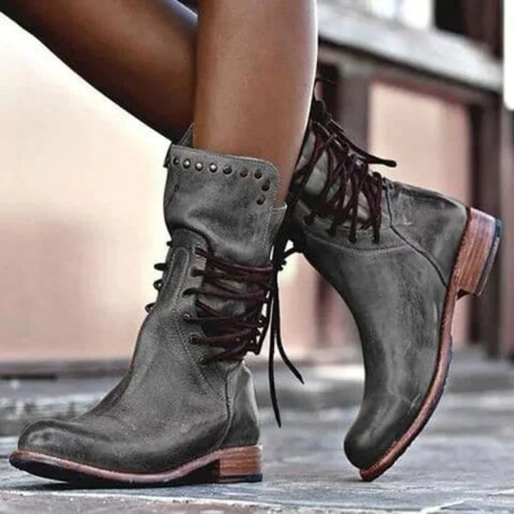 Grau Damen Schnürstiefel aus Leder mit Nieten und robustem Blockabsatz für einen bequemen, modernen Look.
