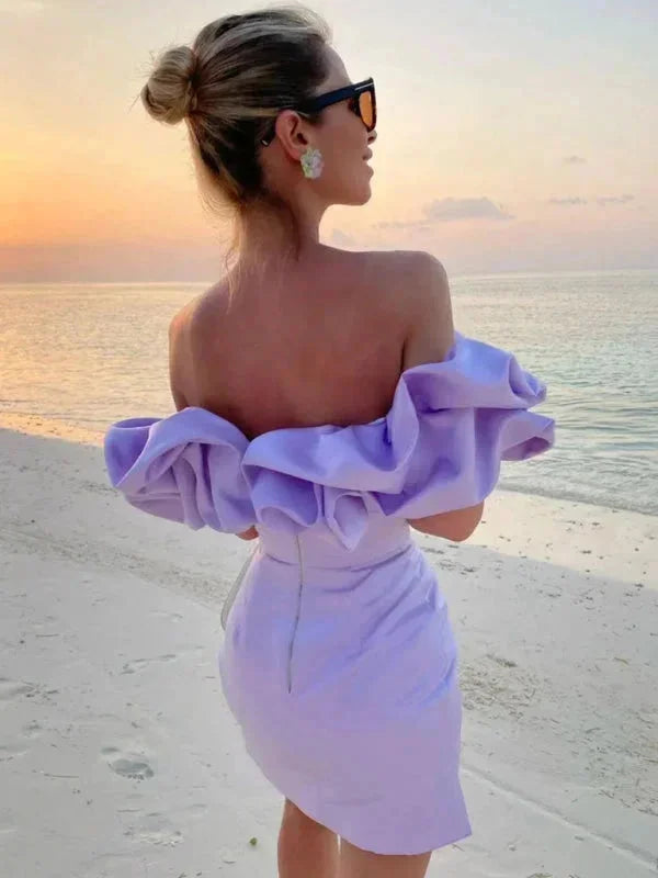 Damen Schulterfreies Minikleid mit dramatischen Rüschen – High-quality product image.