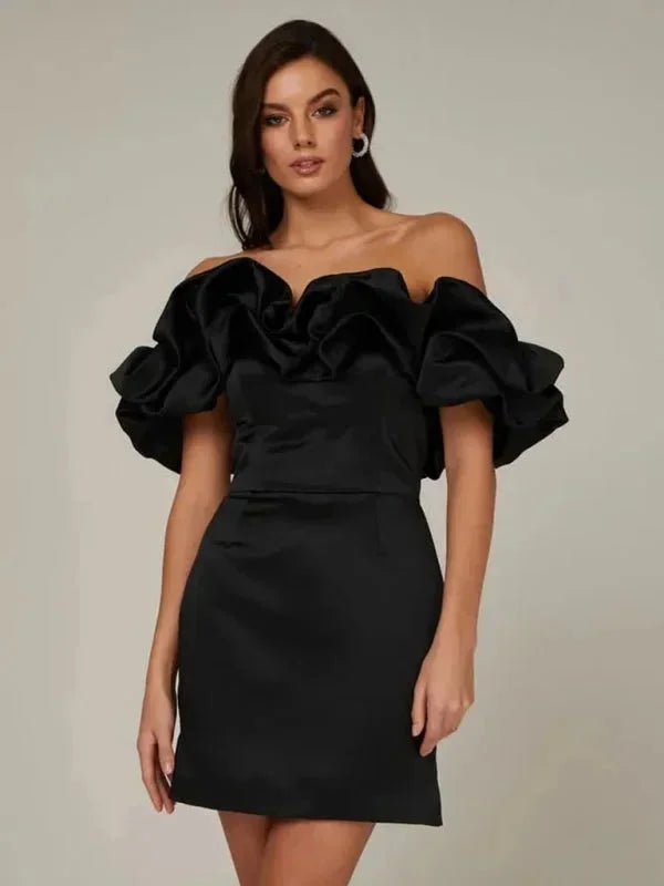 Damen Schulterfreies Minikleid mit dramatischen Rüschen – High-quality product image.