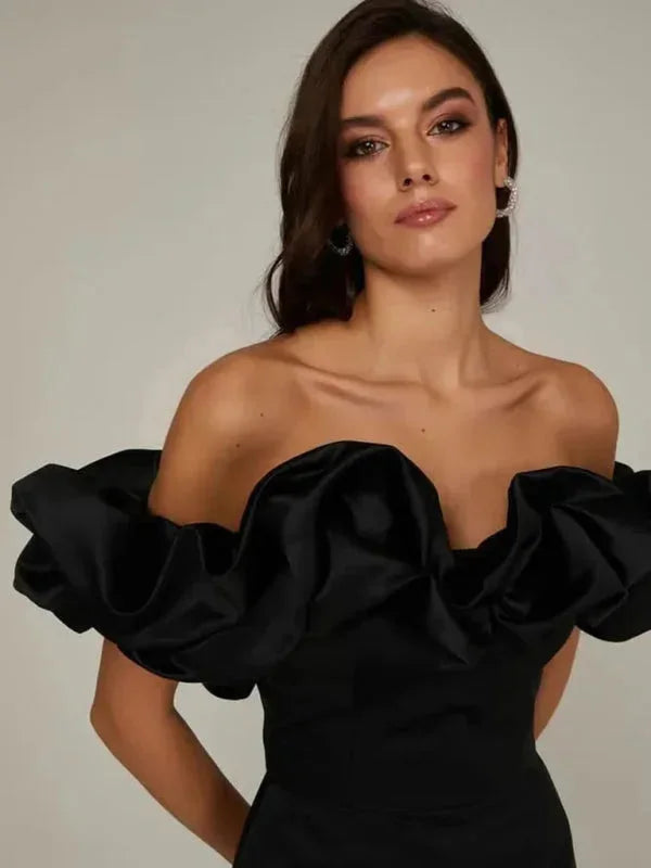 Damen Schulterfreies Minikleid mit dramatischen Rüschen – High-quality product image.