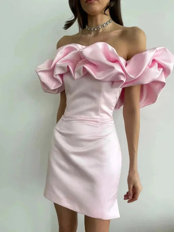 Damen Schulterfreies Minikleid mit dramatischen Rüschen – High-quality product image.