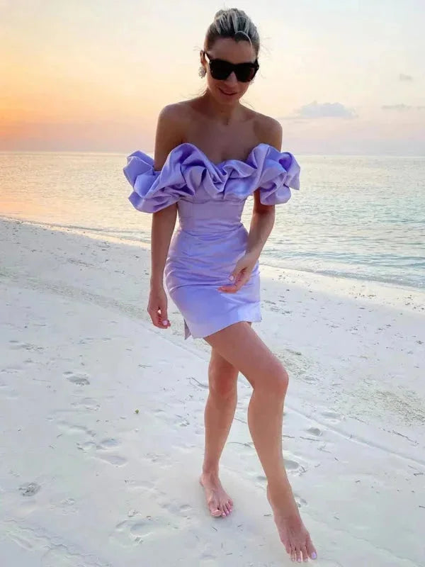 Damen Schulterfreies Minikleid mit dramatischen Rüschen – High-quality product image.