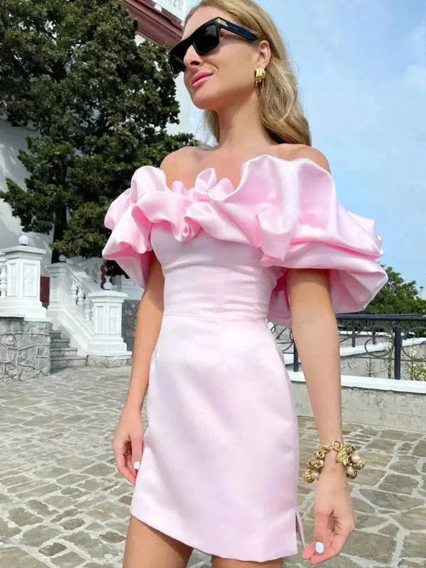 Damen Schulterfreies Minikleid mit dramatischen Rüschen – High-quality product image.