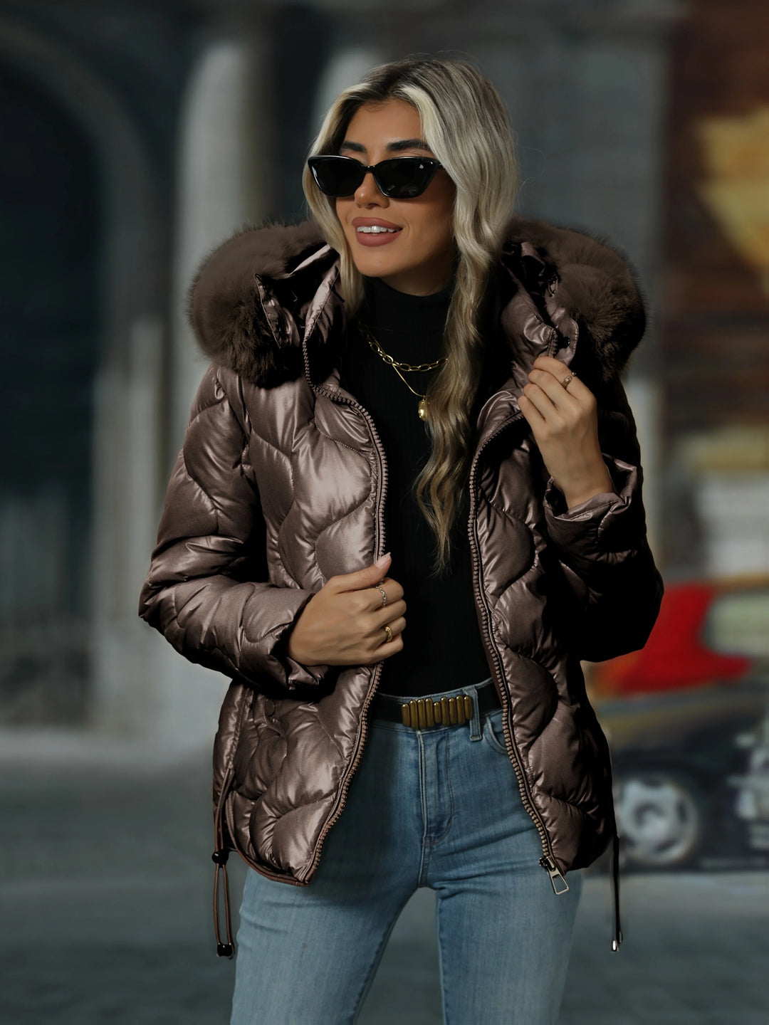 Damen Skijacke aus wasserabweisendem Material, abnehmbare Kapuze und Thermoisolierung für warme Sicherheit im Schnee.