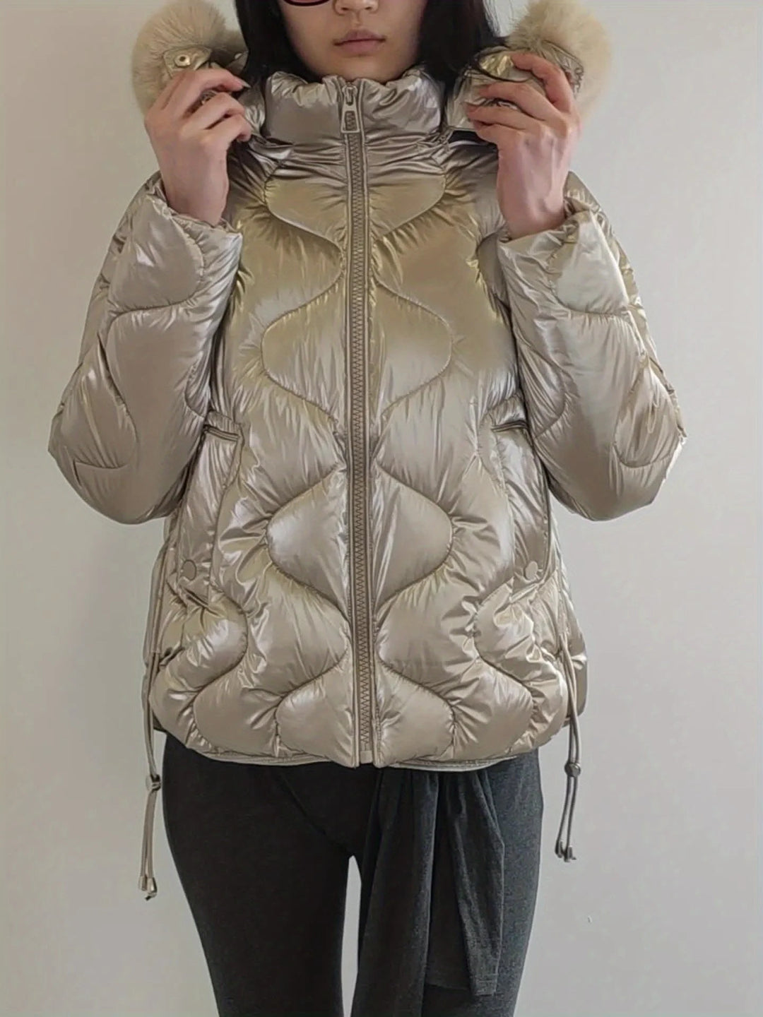 Damen Skijacke in weichem Material, abnehmbare Kapuze, Thermoisolierung für Komfort und Wärme beim Skifahren.
