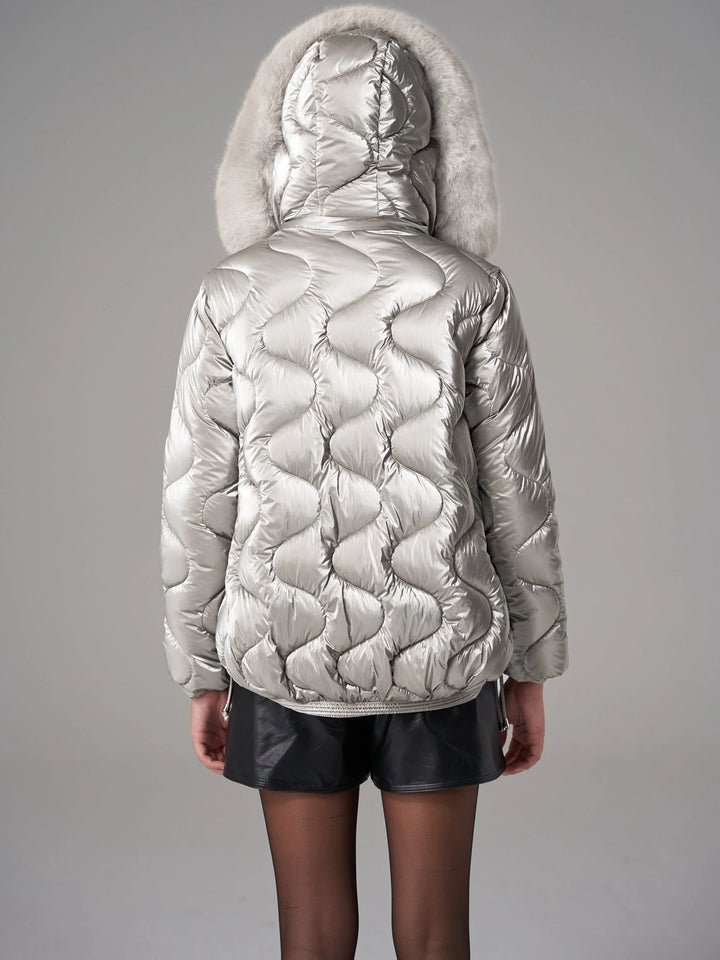 Damen Skijacke aus strapazierfähigem Material, abnehmbare Kapuze und effektive Thermoisolierung für kalte Tage.