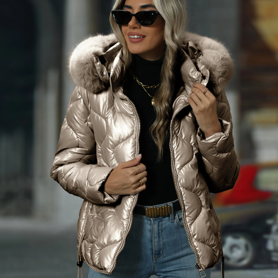 Hellgoldene Damen Skijacke mit abnehmbarer Kapuze, hergestellt aus wasserabweisendem Material und Thermoisolierung für Wärme.