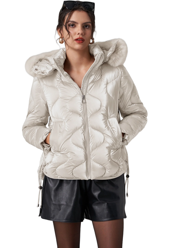 Damen Skijacke aus wasserdichtem Material, abnehmbare Kapuze und Thermoisolierung für Wärme und Flexibilität im Skiurlaub.