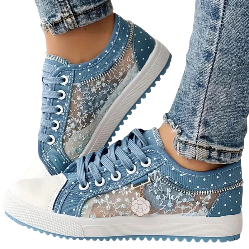 Hellblaue Damen Orthopädische Sneakers aus atmungsaktivem Material mit floralem Design und rutschfester Sohle.
