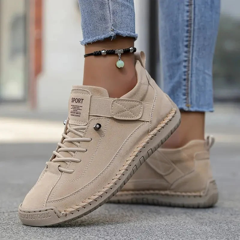 Beige Damen Sneaker aus atmungsaktivem Material mit elastischer Sohle und praktischem Klettverschluss für einfachen Einstieg.