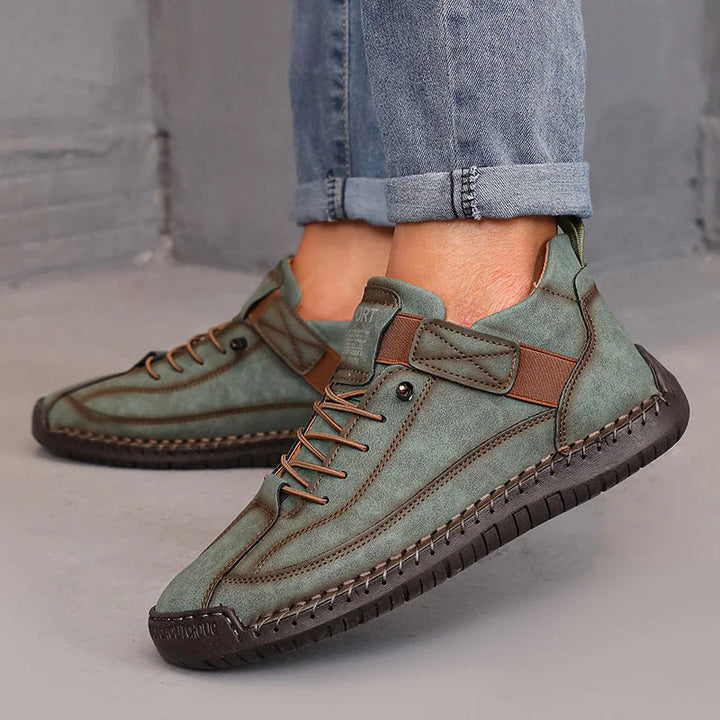 Grüne Damen Sneaker aus Textil mit elastischer Sohle und praktischem Klettverschluss für einfachen Einstieg.