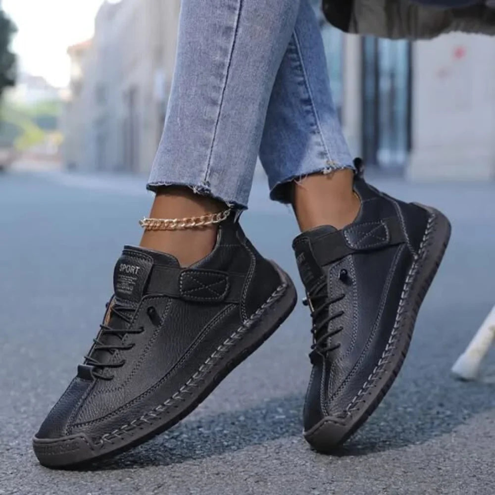 Damen Sneaker in Schwarz mit elastischer Sohle, Klettverschluss und bequemer Passform für täglichen Komfort.