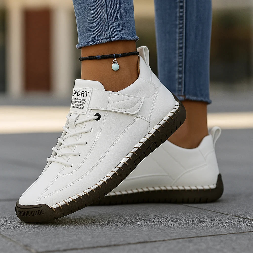 Damen Sneaker in Weiß mit elastischer Sohle, Klettverschluss und atmungsaktivem Obermaterial für komfortablen Tragekomfort.