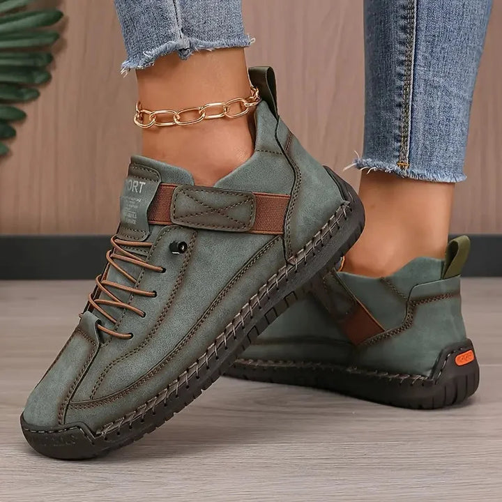 Damen Sneakers in trendigem Design mit Schnürung und stabiler, verstärkter Sohle für optimalen Komfort und Halt.