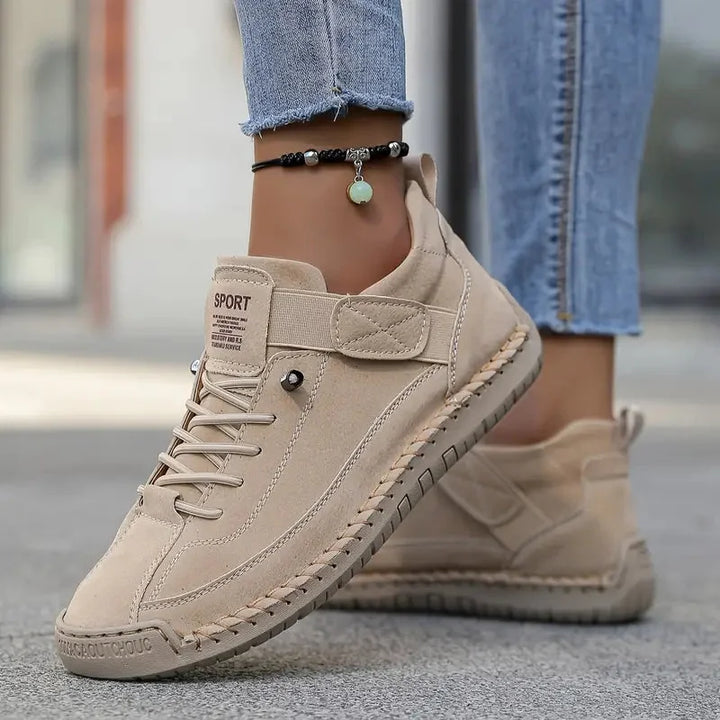 Beige Damen Sneakers mit Schnürung, verstärkter Gummisohle und atmungsaktivem Obermaterial für Alltag und Freizeit.