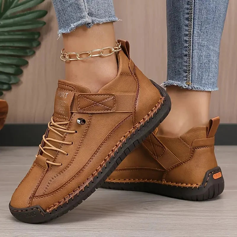 Braune Damen Sneakers mit Schnürung, aus atmungsaktivem Material, verstärkter Sohle für zusätzlichen Komfort und Stabilität.