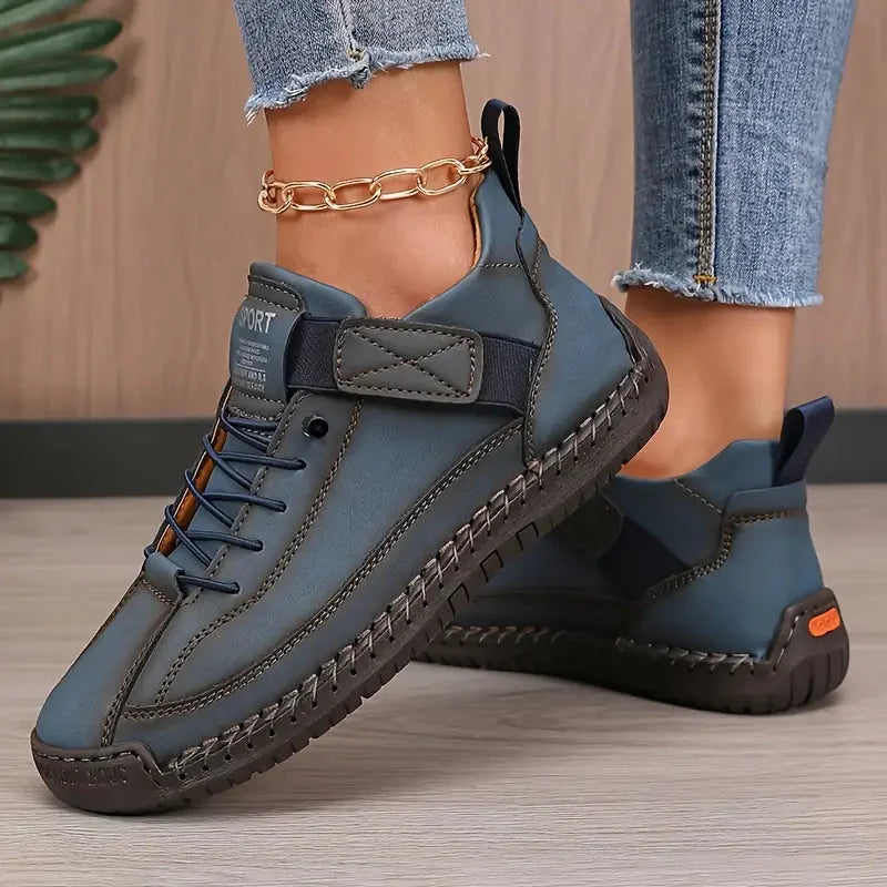 Dunkelblaue Damen Sneakers mit Schnürung, verstärkter Sohle und atmungsaktivem Obermaterial für den täglichen Komfort.